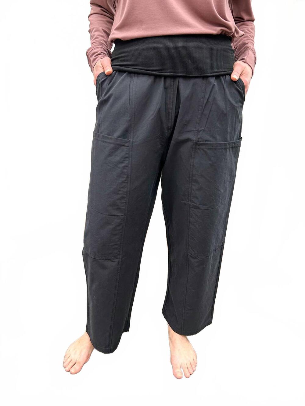 NEW MONO B wide leg athleisure ankle pants in black